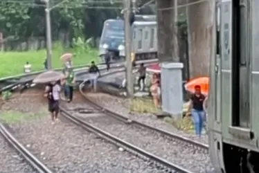 Imagem ilustrativa da imagem Para variar, Metrô do Recife volta a parar e usuários saem a pé pelos trilhos