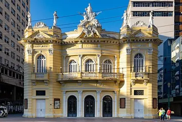Imagem ilustrativa da imagem Uma viagem pela história em aulas sobre monumentos do Centro de Vitória