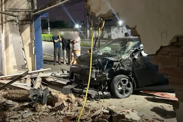 Imagem ilustrativa da imagem Universitário perde controle de carro e destrói muro de casa no ES; veja vídeo