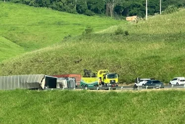 Imagem ilustrativa da imagem VÍDEO | Acidente com carreta afeta trânsito na BR-101 em Anchieta