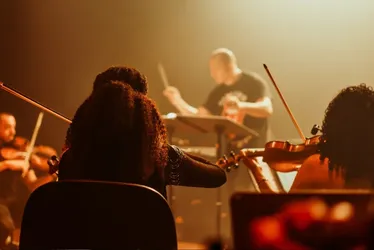 Imagem ilustrativa da imagem Viagem musical com orquestra e bandas no aniversário de 25 anos do Teatro Sesi