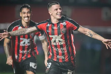 Imagem ilustrativa da imagem Vitória vira sobre o Vasco com um a menos e deixa rival na zona da degola