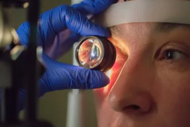 Imagem ilustrativa da imagem Você coça muito os olhos? Isso pode causar ceratocone, alerta oftamologista
