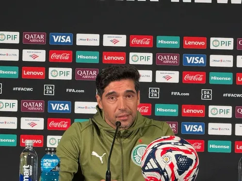 
          Imagem ilustrativa da imagem Abel defende futebol brasileiro e diz que diferença para europeus é mínima: ‘Somos competitivos’
          