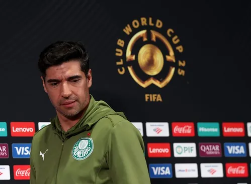 
          Imagem ilustrativa da imagem Abel se irrita e cita Messi e Cristiano Ronaldo para defender Estêvão: ‘É puro e ingênuo’
          