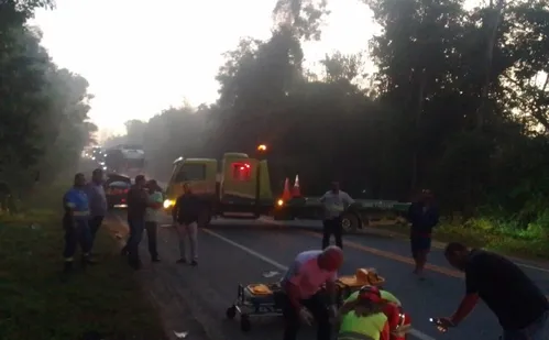 
          Imagem ilustrativa da imagem Acidente entre carro e moto interdita totalmente trecho da BR-101 em Sooretama
          