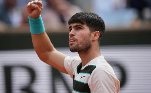 
          Imagem ilustrativa da imagem Alcaraz bate Sinner e leva bi em Roland Garros na final mais longa da história
          