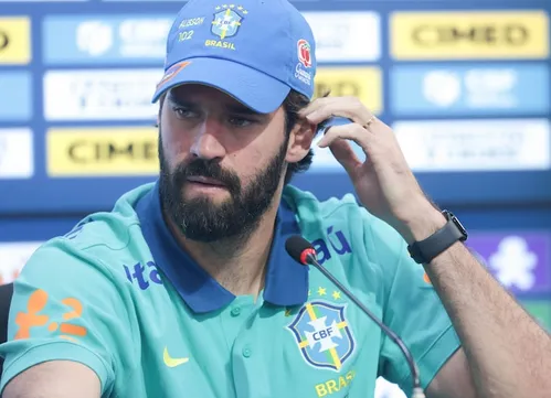 
          Imagem ilustrativa da imagem Alisson celebra vaga na Copa, mas detona ambiente tumultuado: ‘Não fomos blindados’
          