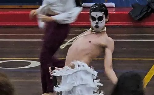 
          Imagem ilustrativa da imagem Aluno que viralizou como Ney Matogrosso sonha com os palcos: 'mudou tudo'
          