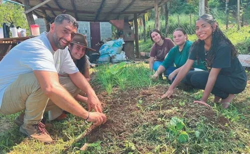 
          Imagem ilustrativa da imagem Alunos de curso técnico aprendem física e química em estudos na horta
          