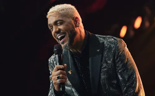 
          Imagem ilustrativa da imagem "Amar é corajoso, sentir é bonito", afirma cantor Belo
          