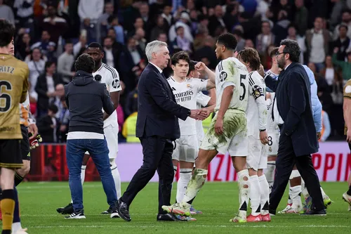 
          Imagem ilustrativa da imagem Ancelotti desconversa sobre saída do Real Madrid após derrota para o Barcelona
          