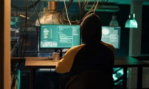 
          Imagem ilustrativa da imagem Apreendido adolescente que liderava rede de crimes, racismo e pornografia infantil
          