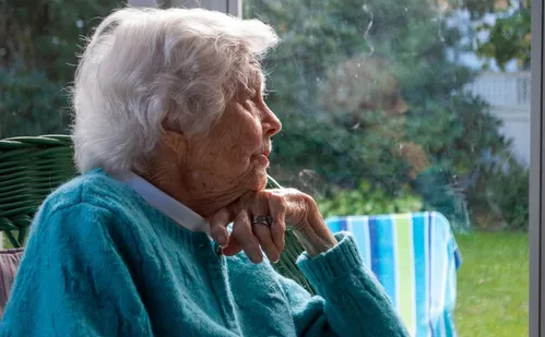 
          Imagem ilustrativa da imagem Aprovada prisão de até 5 anos para quem abandonar idoso
          