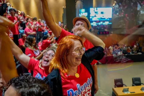 
          Imagem ilustrativa da imagem Aprovado projeto de reajuste salarial e progressão na carreira da educação
          