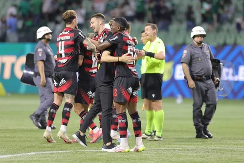 
          Imagem ilustrativa da imagem Árbitro desmente diretor do Flamengo sobre invasão de vestiário
          