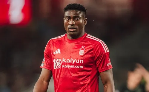 
          Imagem ilustrativa da imagem Atacante do Inglês está em coma induzido após choque com trave, diz jornal
          