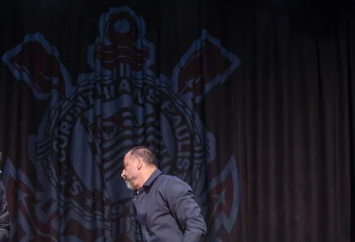 
          Imagem ilustrativa da imagem Quais os próximos passos na crise política do Corinthians após caos e tentativa de retomada de poder
          