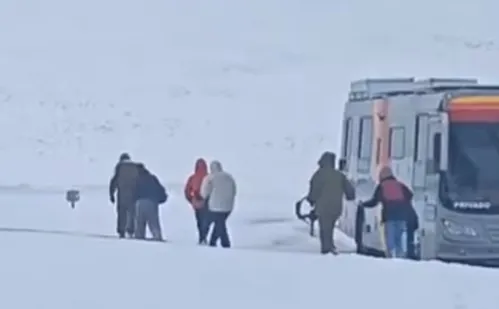 
          Imagem ilustrativa da imagem Autoridades chilenas dizem ter resgatado brasileiros presos em estrada após nevasca
          