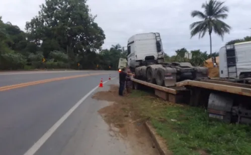 
          Imagem ilustrativa da imagem BR-101 é interditada no ES para retirada de carreta; veja trecho
          