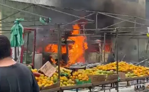 
          Imagem ilustrativa da imagem Barraca de pastel explode e pega fogo em feira de Vila Velha
          