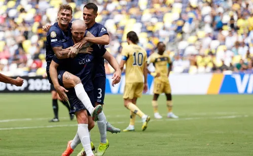 
          Imagem ilustrativa da imagem Boca leva gol de professor e empata com Auckland em eliminação melancólica
          