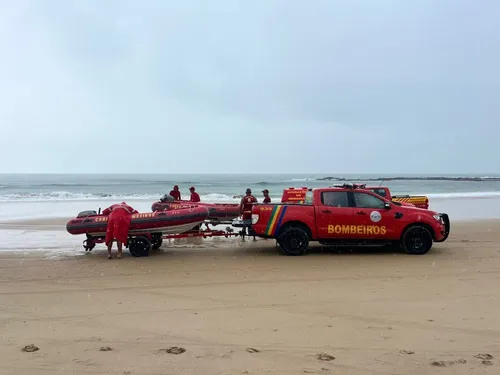 
          Imagem ilustrativa da imagem Bombeiros retomam buscas por advogada e cachorro desaparecidos em Suape; COM VÍDEOS
          