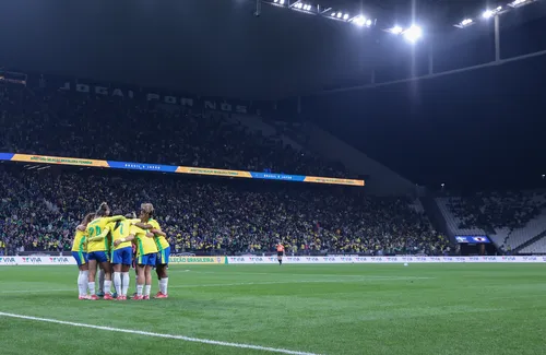 
          Imagem ilustrativa da imagem Brasil vence Japão com show de joia de 19 anos e retorno de Marta
          