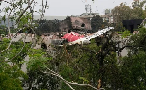 
          Imagem ilustrativa da imagem Caixa-preta do avião que caiu após decolagem na Índia é recuperada
          