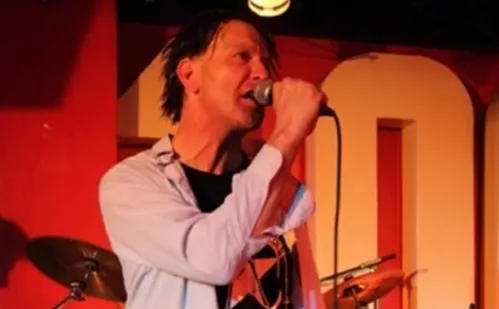 
          Imagem ilustrativa da imagem Cantor britânico morre e família pede que fãs não compareçam a funeral
          