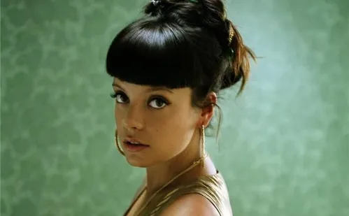 
          Imagem ilustrativa da imagem Cantora de 40 anos revela ter feito vários abortos
          