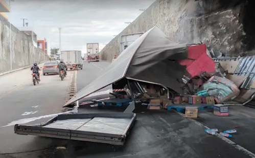 
          Imagem ilustrativa da imagem Carreta bate em muro e complica trânsito na Rotatória do Ó, na Serra
          