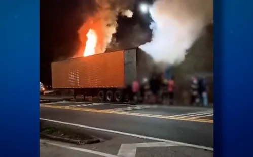 
          Imagem ilustrativa da imagem Carreta de eletrodomésticos pega fogo e é saqueada no Sul do ES
          