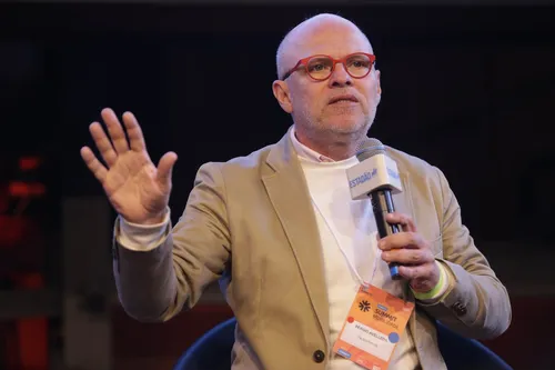 
          Imagem ilustrativa da imagem Carro por app como alternativa ao transporte público degrada qualidade da cidade, diz especialista
          