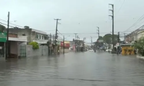 
          Imagem ilustrativa da imagem Chuva danifica muro de contenção no Recife e alaga vias em Olinda e Jaboatão
          