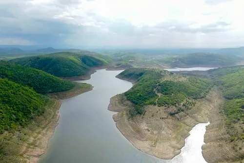 
          Imagem ilustrativa da imagem Chuvas aumentaram níveis das barragens, mas Jucazinho ainda preocupa
          
