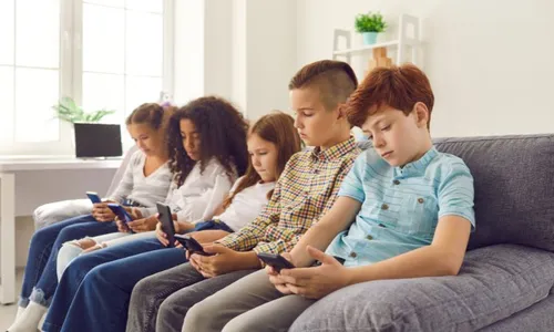 
          Imagem ilustrativa da imagem Cientistas querem reconhecer vício em redes sociais como transtorno em adolescentes
          