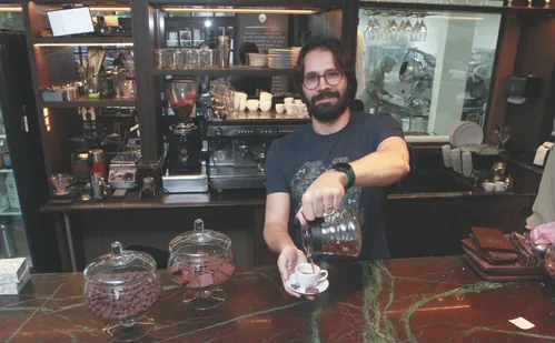 
          Imagem ilustrativa da imagem Com café mais caro, comerciantes criam estratégias para atrair os clientes
          