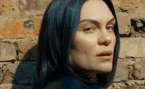 
          Imagem ilustrativa da imagem Com câncer, Jessie J revela crise de pânico e comida que a ajudou; saiba qual
          
