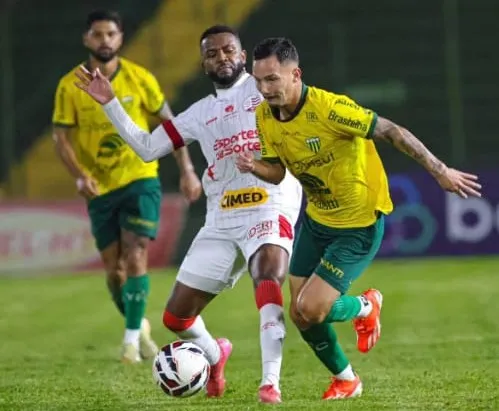 
          Imagem ilustrativa da imagem Com confiança em alta, Náutico goleia e fica a apenas 1 ponto do G-8 na Série C
          