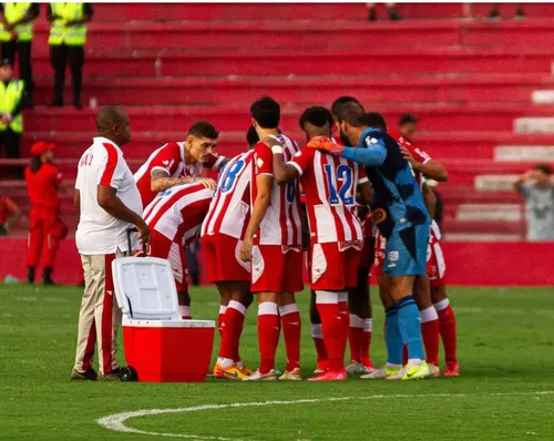 
          Imagem ilustrativa da imagem Com goleiro expulso, Náutico perde para o Ponte Preta nos Aflitos
          