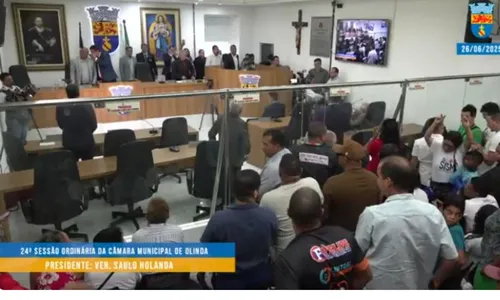 
          Imagem ilustrativa da imagem Com gritos e blindagem, Câmara de Olinda arquiva impeachment da prefeita Mirella
          