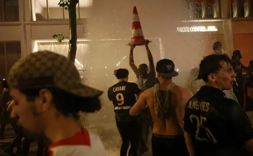 
          Imagem ilustrativa da imagem Comemorações de título do PSG deixam dois torcedores mortos e policial em coma
          