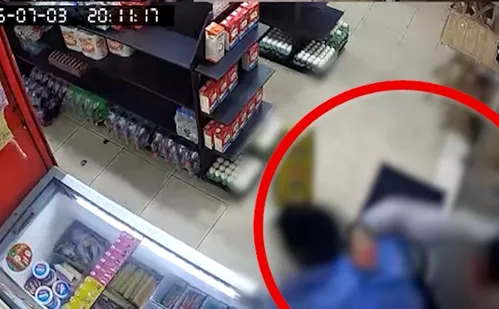 
          Imagem ilustrativa da imagem Comerciante é esfaqueado por dono de loja concorrente na Serra; Veja vídeo
          