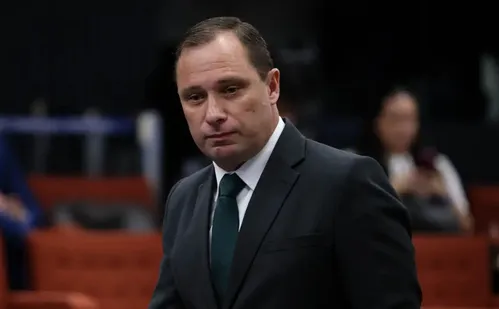 
          Imagem ilustrativa da imagem Mauro Cid é condenado a 2 anos em regime aberto, com benefício por delação premiada
          