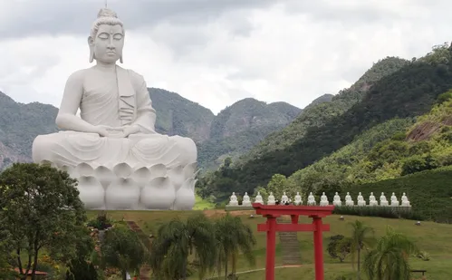 
          Imagem ilustrativa da imagem Conheça Ibiraçu: experiências imperdíveis em visita ao Grande Buda
          