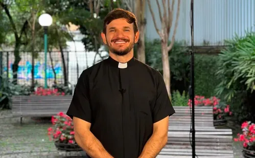 
          Imagem ilustrativa da imagem Conheça padre Patrick, capixaba que fala sobre humor e depressão
          