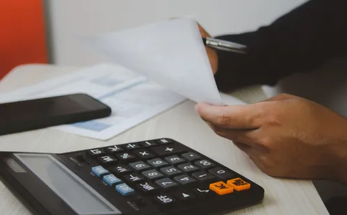 
          Imagem ilustrativa da imagem Consumidor terá novos impostos em 2026 e empresas se preparam
          