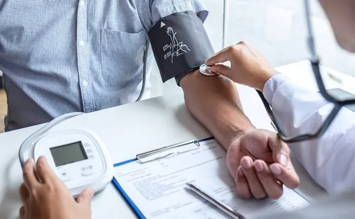 
          Imagem ilustrativa da imagem Controlar o colesterol e a pressão pode aumentar a expectativa de vida
          