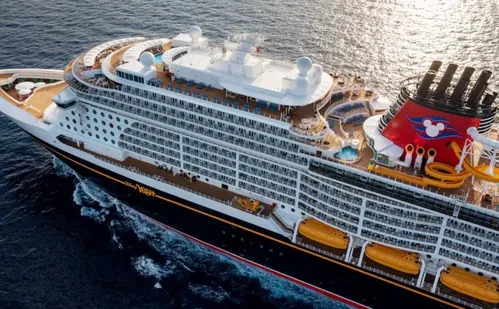 
          Imagem ilustrativa da imagem Criança cai de navio e pai pula no mar para salvá-la
          